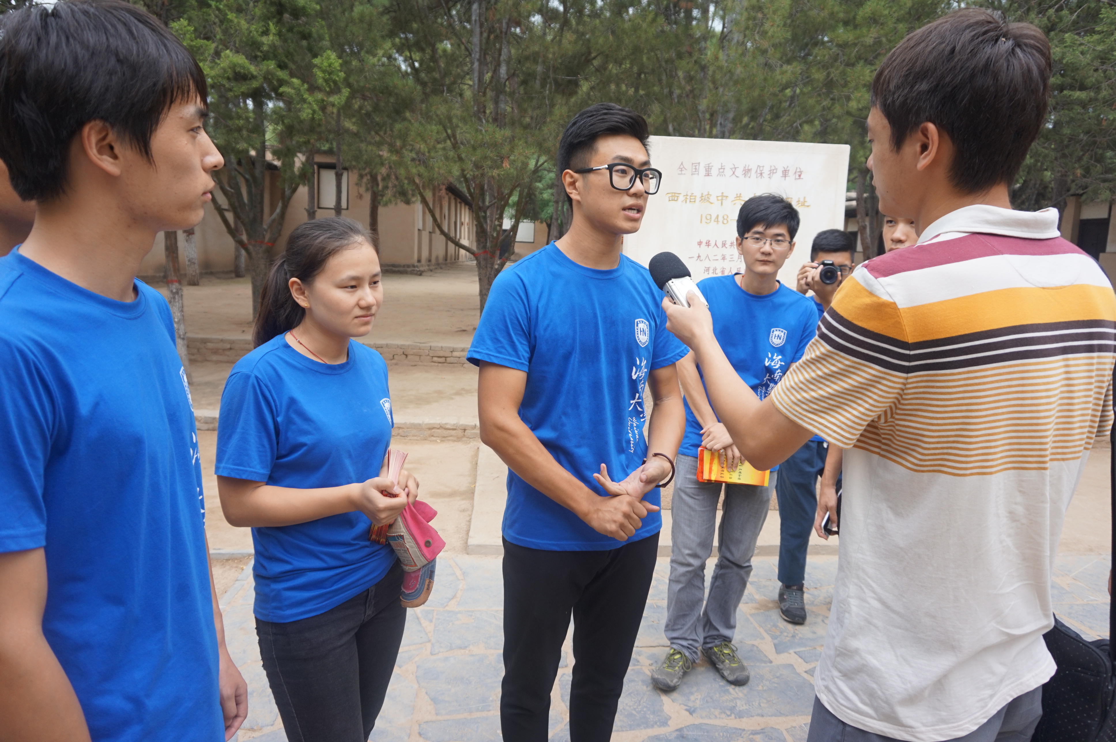 社会实践队员接受当地媒体采访