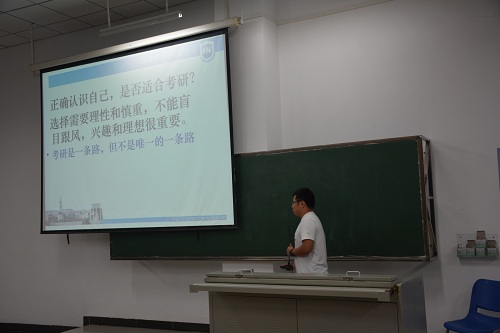 周腾教授在给学生做指导分析
